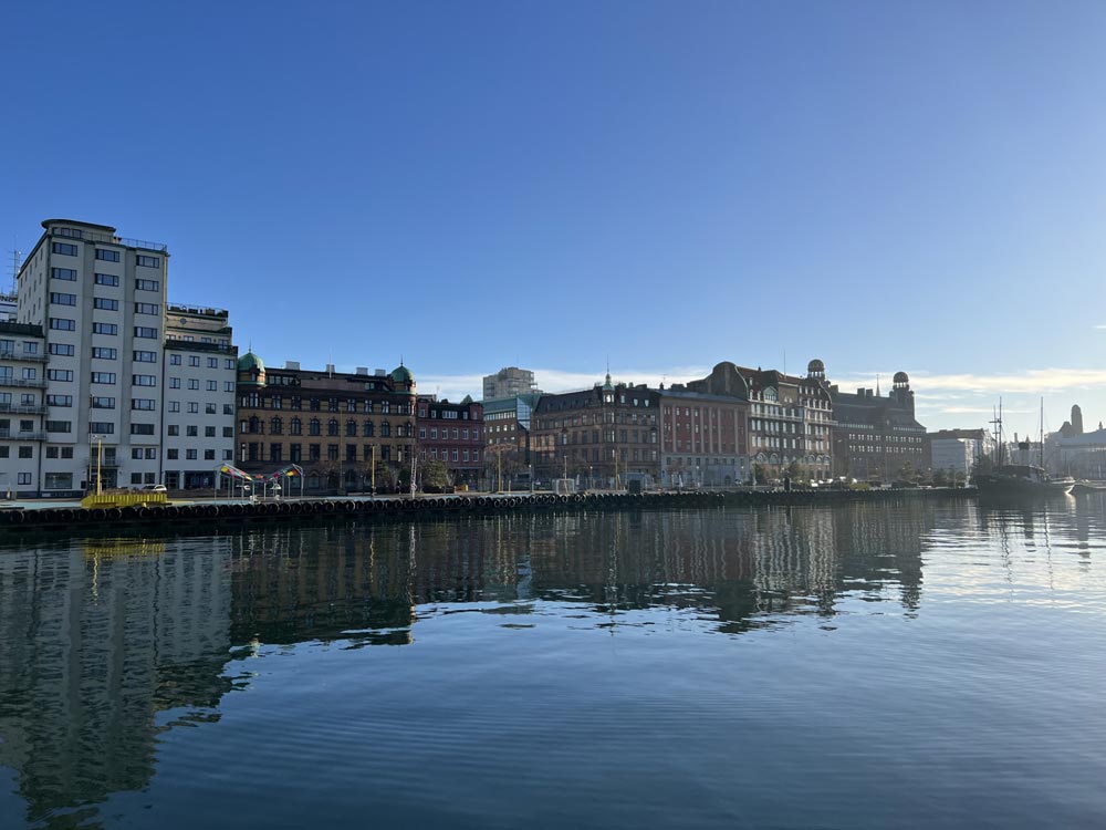 Hus i staden längs med vattnet