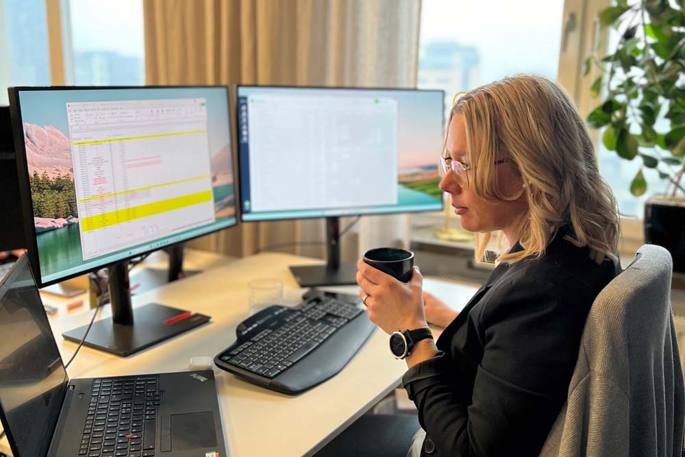 Medarbetare på Outsource som sitter vid datorn