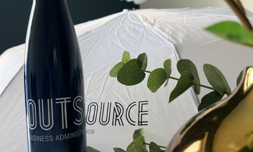 En flaska med företagets logga