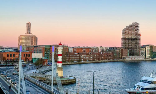 En hamn i solnedgången