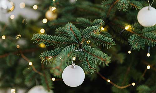 En julgran med vita julgranskulor