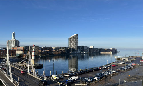 En kanal som flyter vid en stad