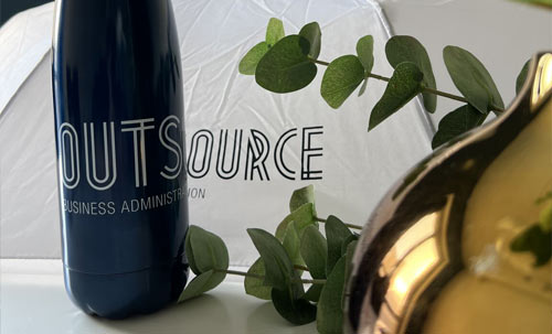 Outsource skrivet på en flaska
