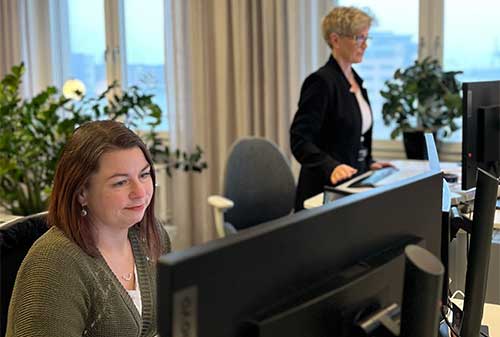 Två löneadministratörer som jobbar