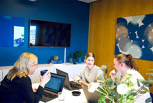 Kollegor som sitter i ett möte och diskuterar