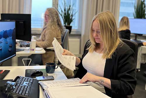 En redovisningsekonom som sitter med en pärm